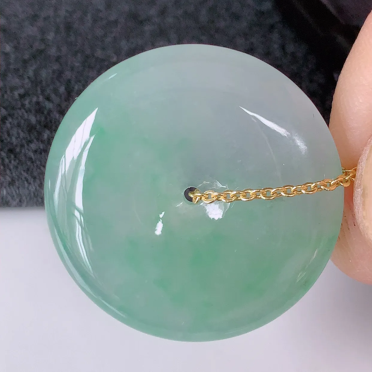 自然光实拍，冰种飘绿翡翠平安扣吊坠，玉扣，平安是福；很美的料子，平安扣佩戴优雅迷人！#57.29