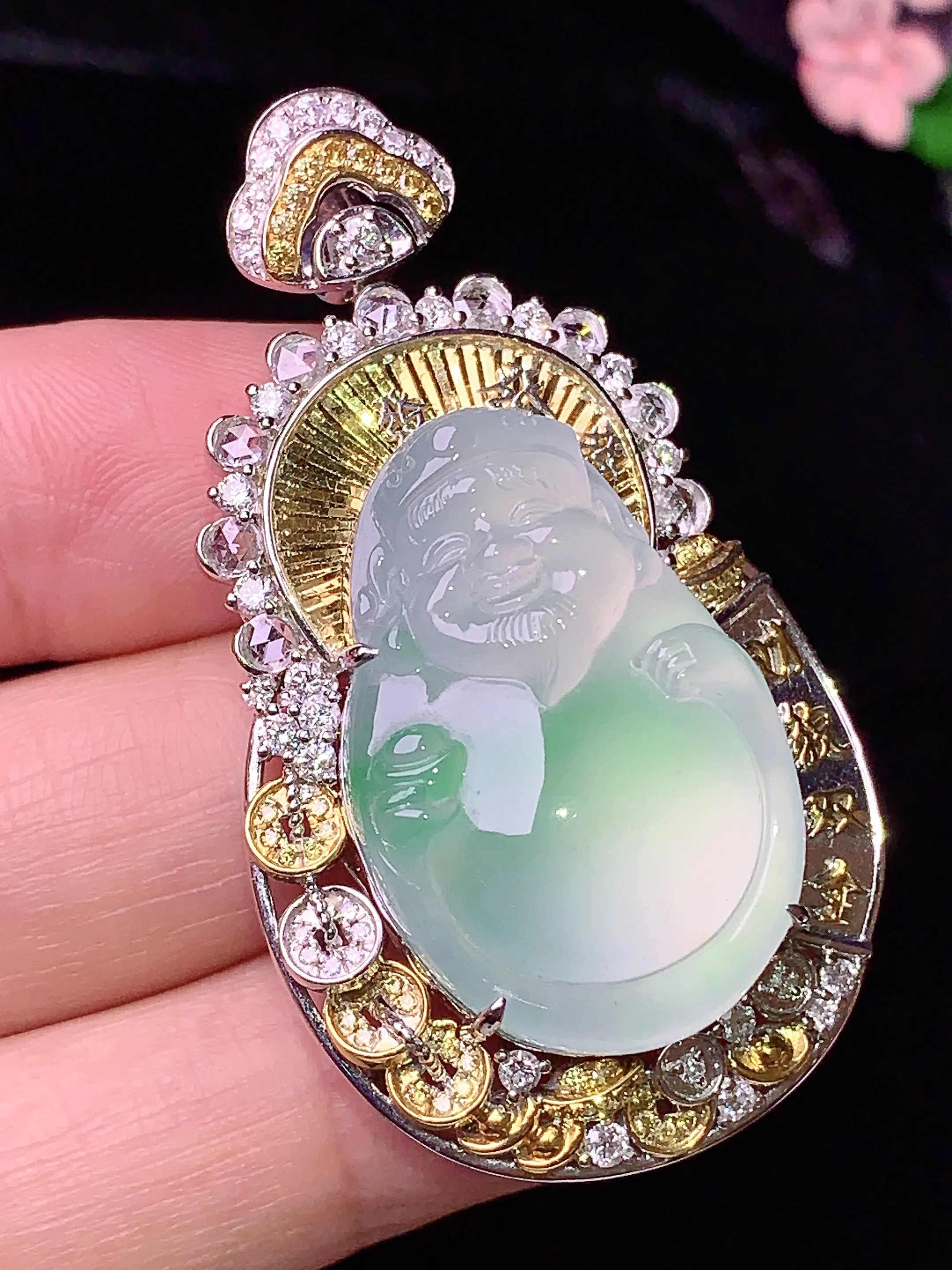 18k金钻镶嵌冰种财神吊坠 玉质细腻 色泽艳丽 水润亮眼  整体尺寸47.3*25*12.3