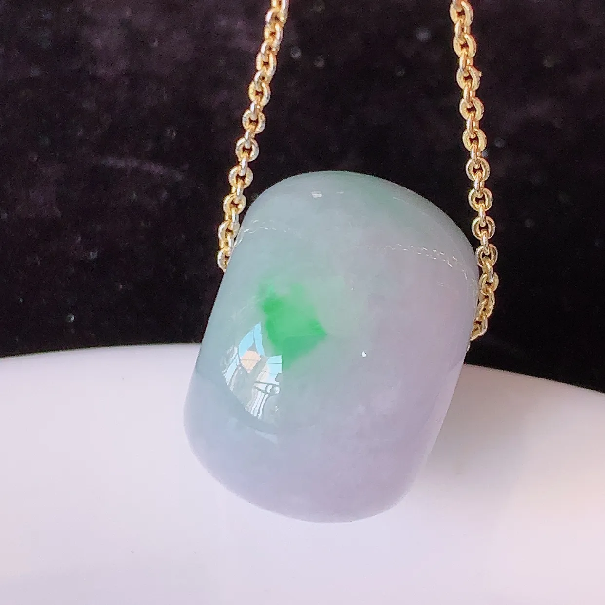 自然光实拍，冰润飘绿翡翠路路通吊坠，寓意时来运转、财源滚滚，款式新颖时尚，日常百搭的款！配图银链#57.27