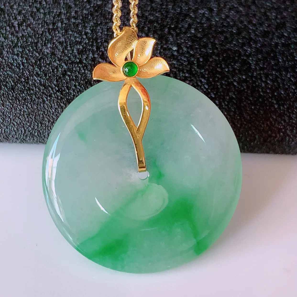 自然光实拍，18K金镶嵌冰种飘绿翡翠平安扣吊坠，玉扣，冰润光泽，寓意平平安安，平安扣佩戴时尚漂亮！#41.26整体33.5*27*4.8裸石27-27
