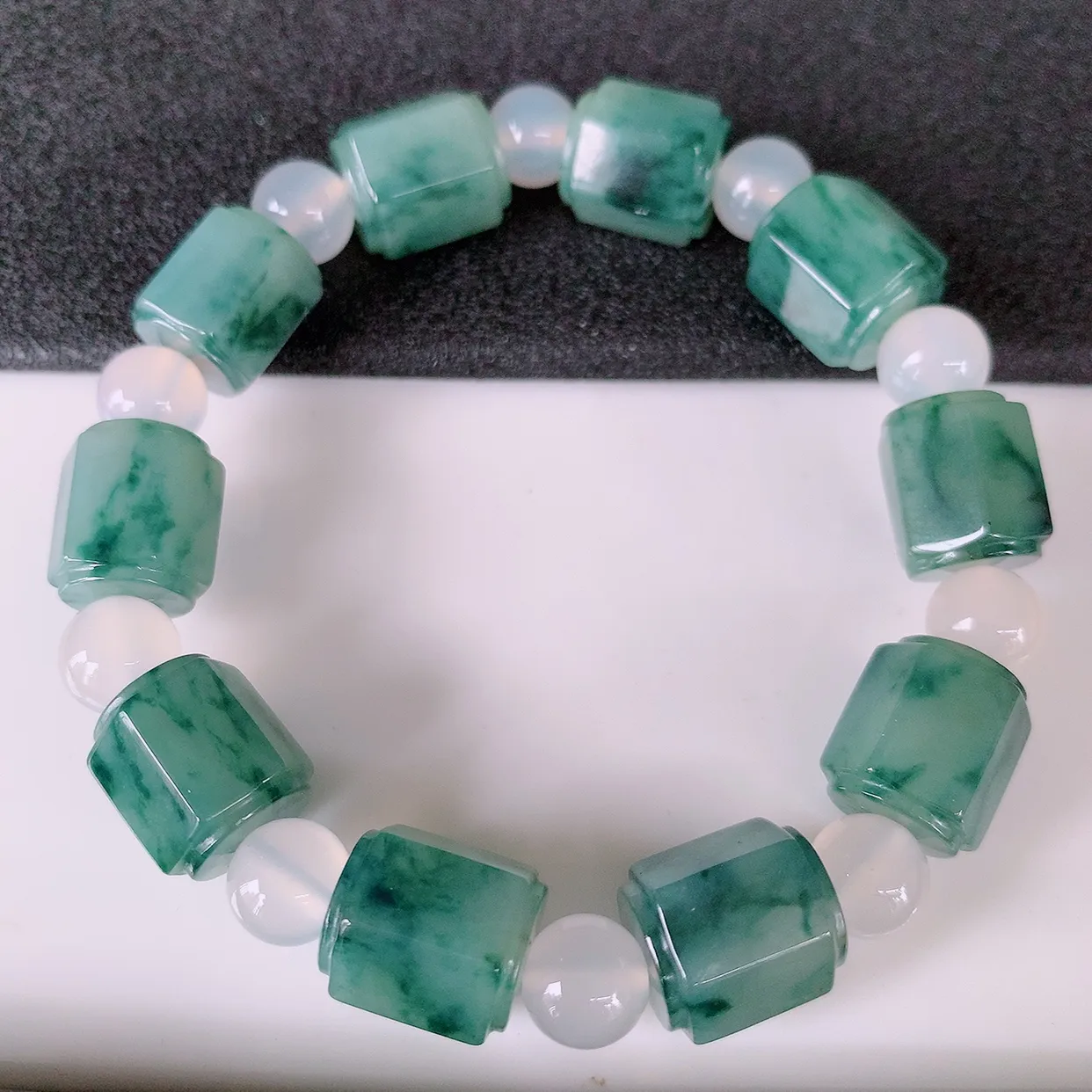 自然光实拍，冰润飘花翡翠路路通手串，花式飘逸，佩戴效果大方时尚，圆珠为装饰珠！#89.29取一尺寸12.5*10.5