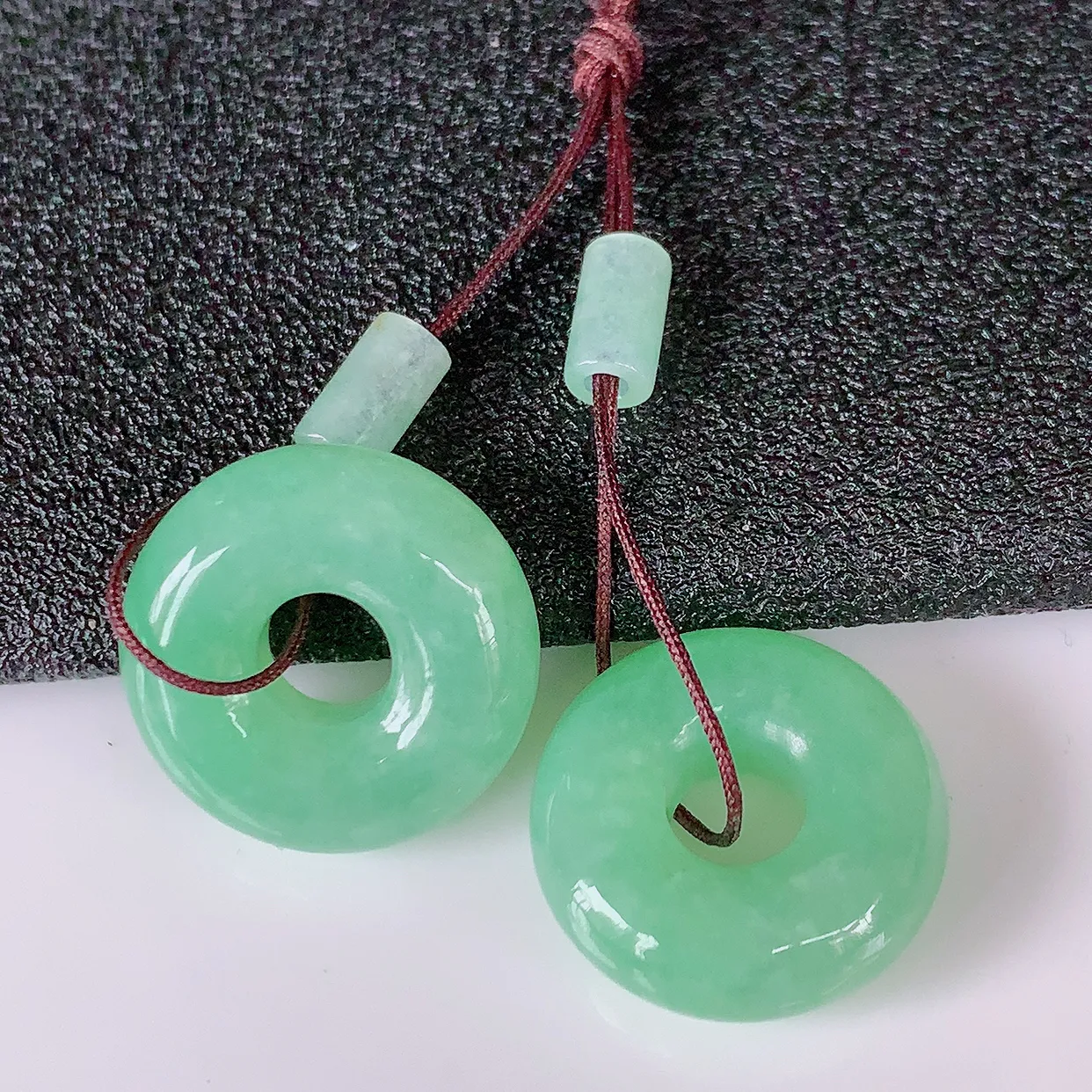 自然光实拍，满绿翡翠一对平安扣耳坠，翠色灵动，玉质细腻，颜色漂亮，品相佳，佩戴佳品！配图银线 #57