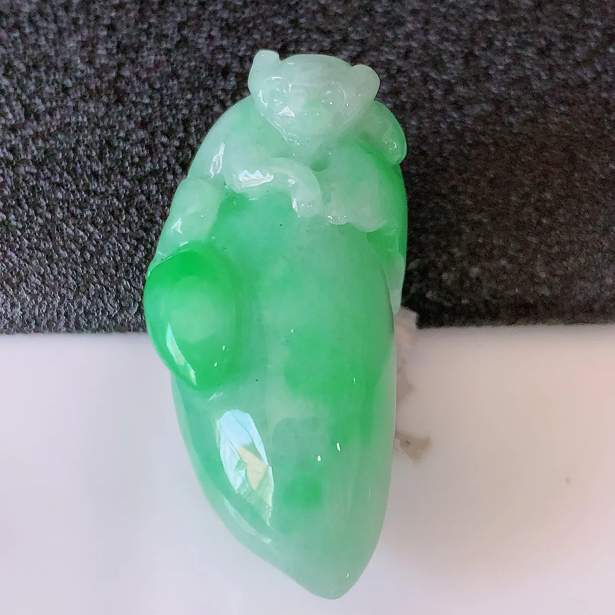 自然光实拍，水润飘绿翡翠招财福瓜吊坠，精美饱满福瓜，种水足，形态圆润饱满，福相十足 ！#05.26