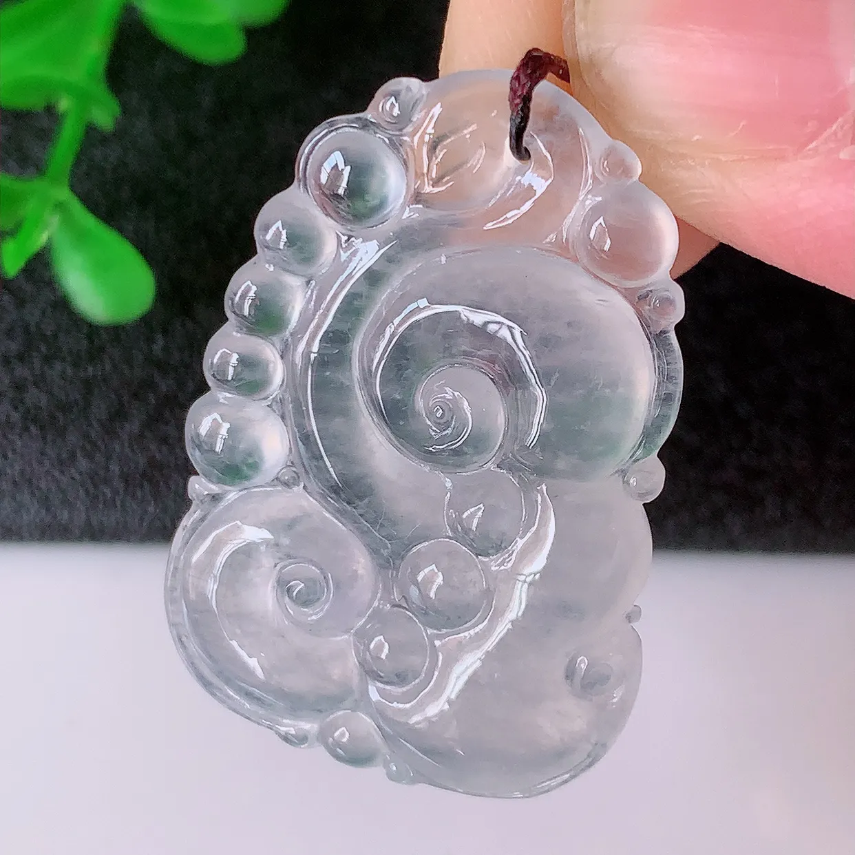 自然光实拍，冰种翡翠如意吊坠，玉坠百搭又精致，寓意着吉祥，事事如意！#01.26