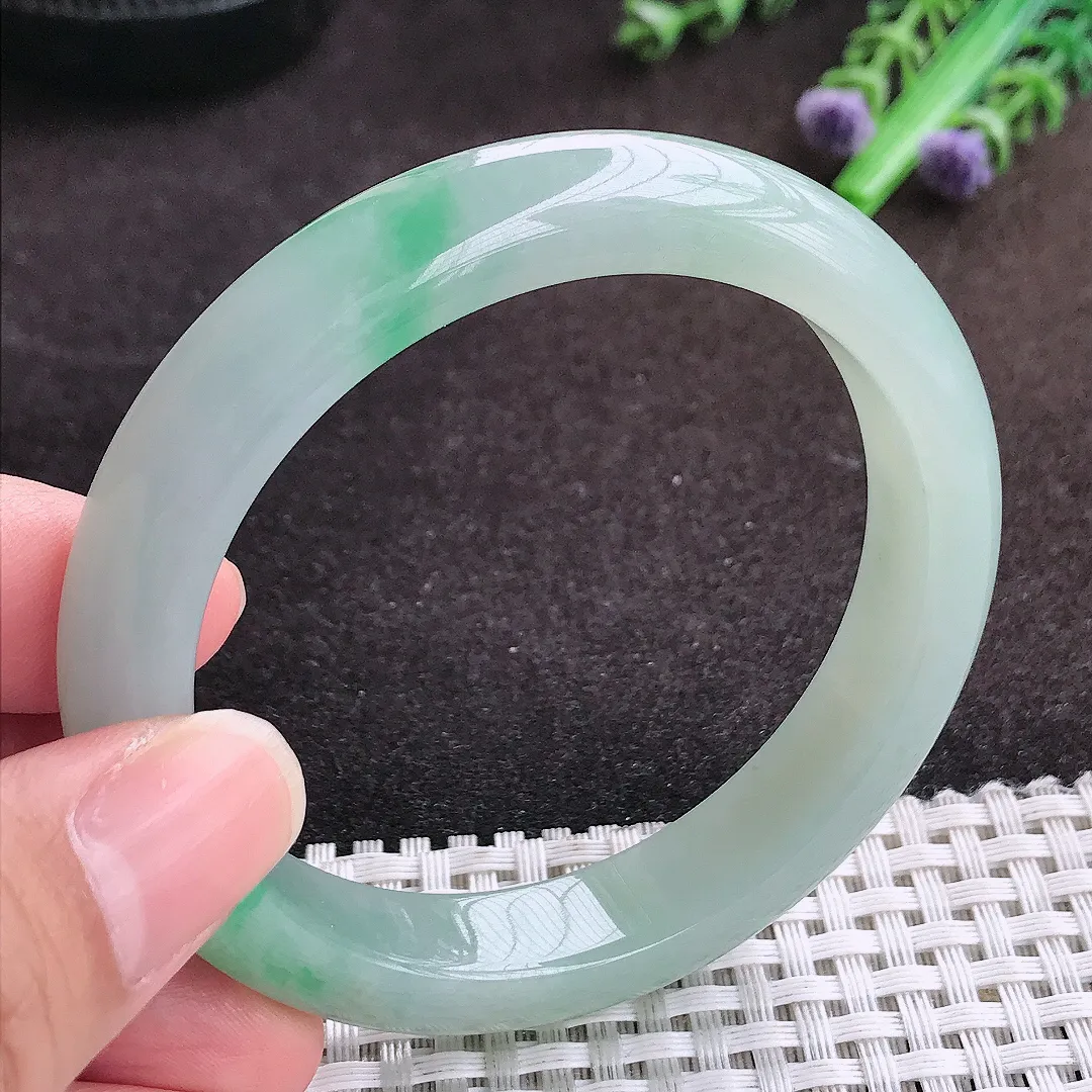 自然光55.5/11.4/8.3老坑秀气温润飘绿手镯宽边翡翠玉镯手环