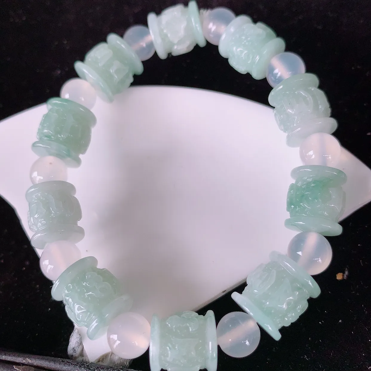 自然光实拍 冰飘花翡翠六字真言珠手链 路路通玉手串  种老水足，玉质细腻，形态饱满 飘花灵动，配珠为