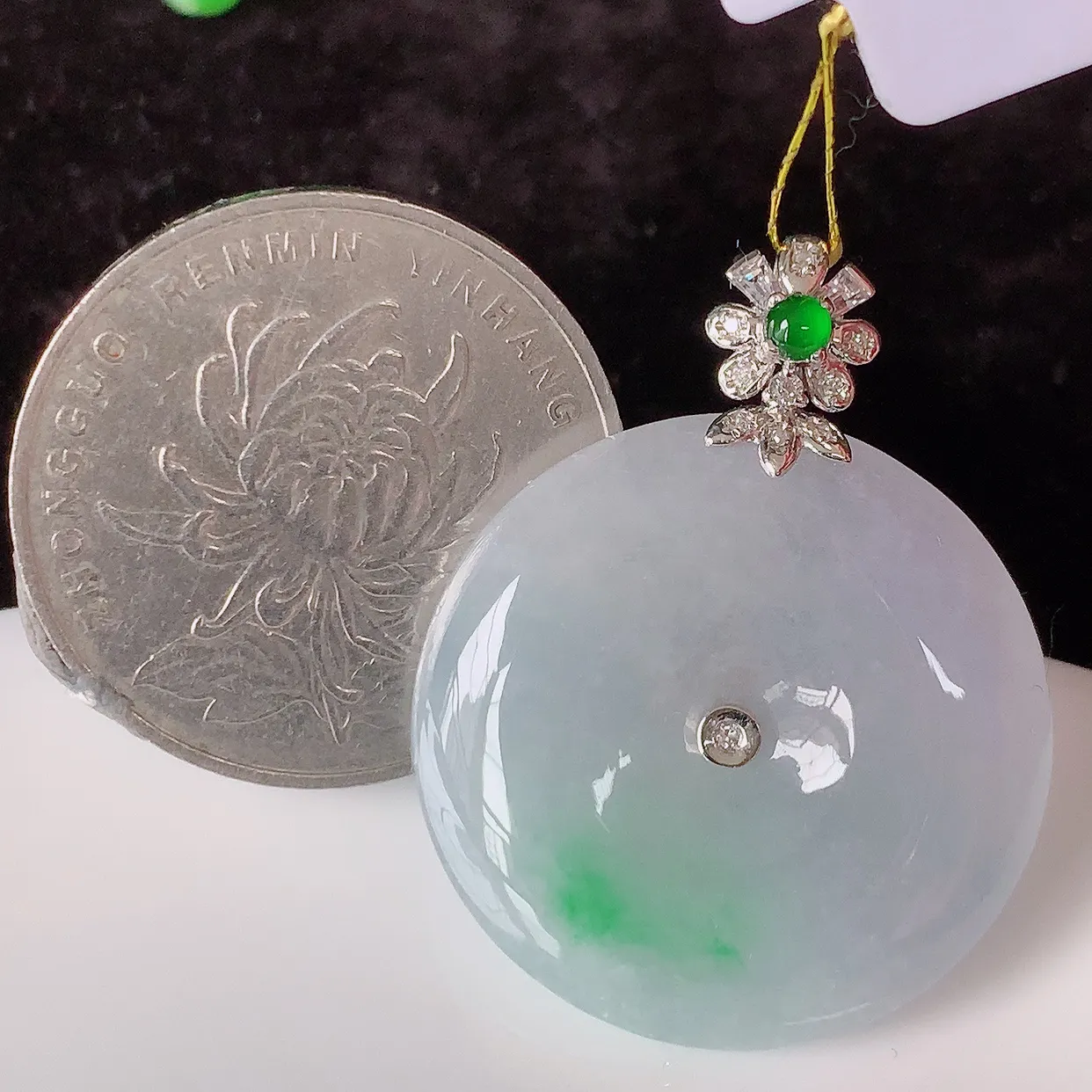 自然光实拍，18K金镶嵌冰飘绿翡翠平安扣吊坠，玉扣，冰润光泽，寓意平平安安，平安扣佩戴时尚漂亮！#35.29整体32.5*25.5*5.6裸石25.5*25.5
