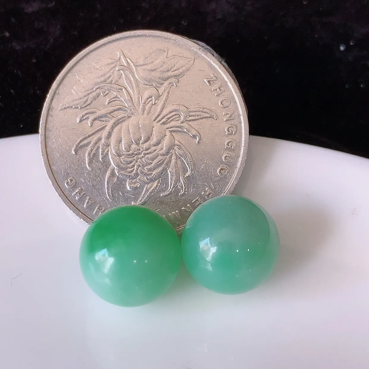 自然光实拍，冰润飘绿翡翠一对圆珠，转运珠吊坠，寓意“时来运转，财源滚滚” 寓意佳，荧光灼灼，转运珠佩戴时尚优雅！#05.26尺寸11