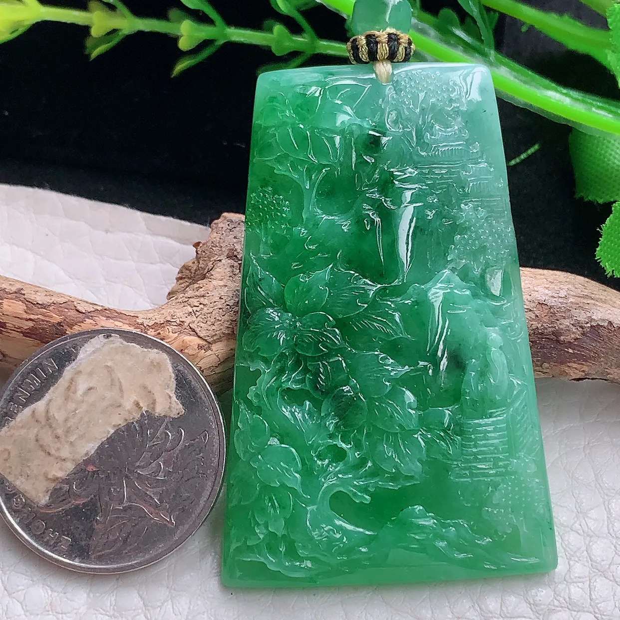 yl自然光53.6*34*6.2天然缅甸翡翠辣绿山水 大好河山玉吊坠