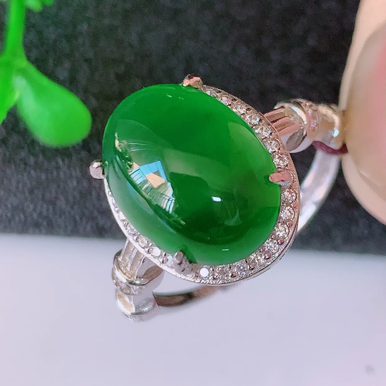 大颗冰透满绿翡翠蛋面925银镶嵌戒指，自然光实拍，翠色灵动，颜色漂亮，种老水足，品相佳，佩戴佳品！#97.26（圈口可调大小）整体27.5*17.2*9.6裸石12.5*9