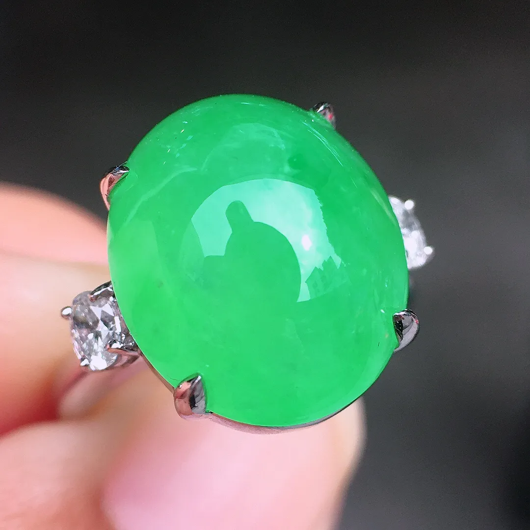 阳绿蛋面戒指，色泽均匀艳丽，玉质细腻，荧光感超
强，饱满圆润，尽显优雅气质，18k
金豪华镶嵌