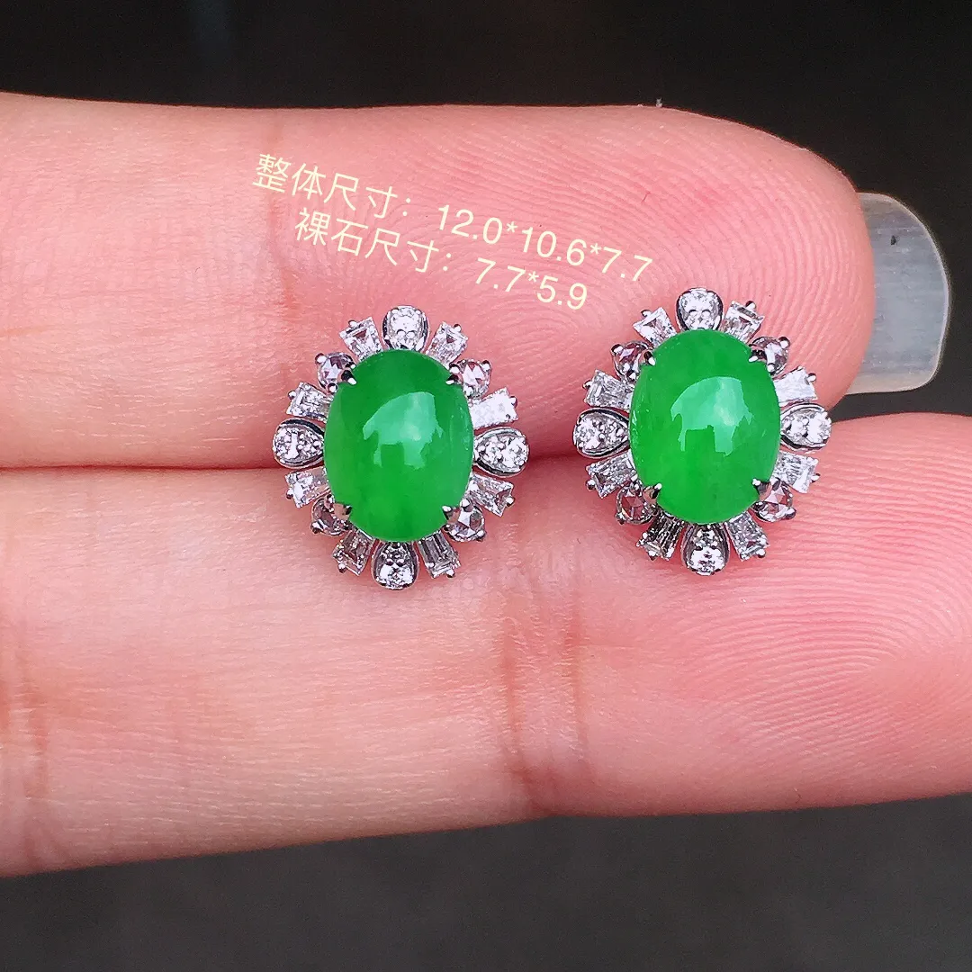 阳绿蛋面耳钉，色泽均匀艳丽，玉质细腻，荧光感超
强，饱满圆润，尽显优雅气质，18k
金豪华镶嵌