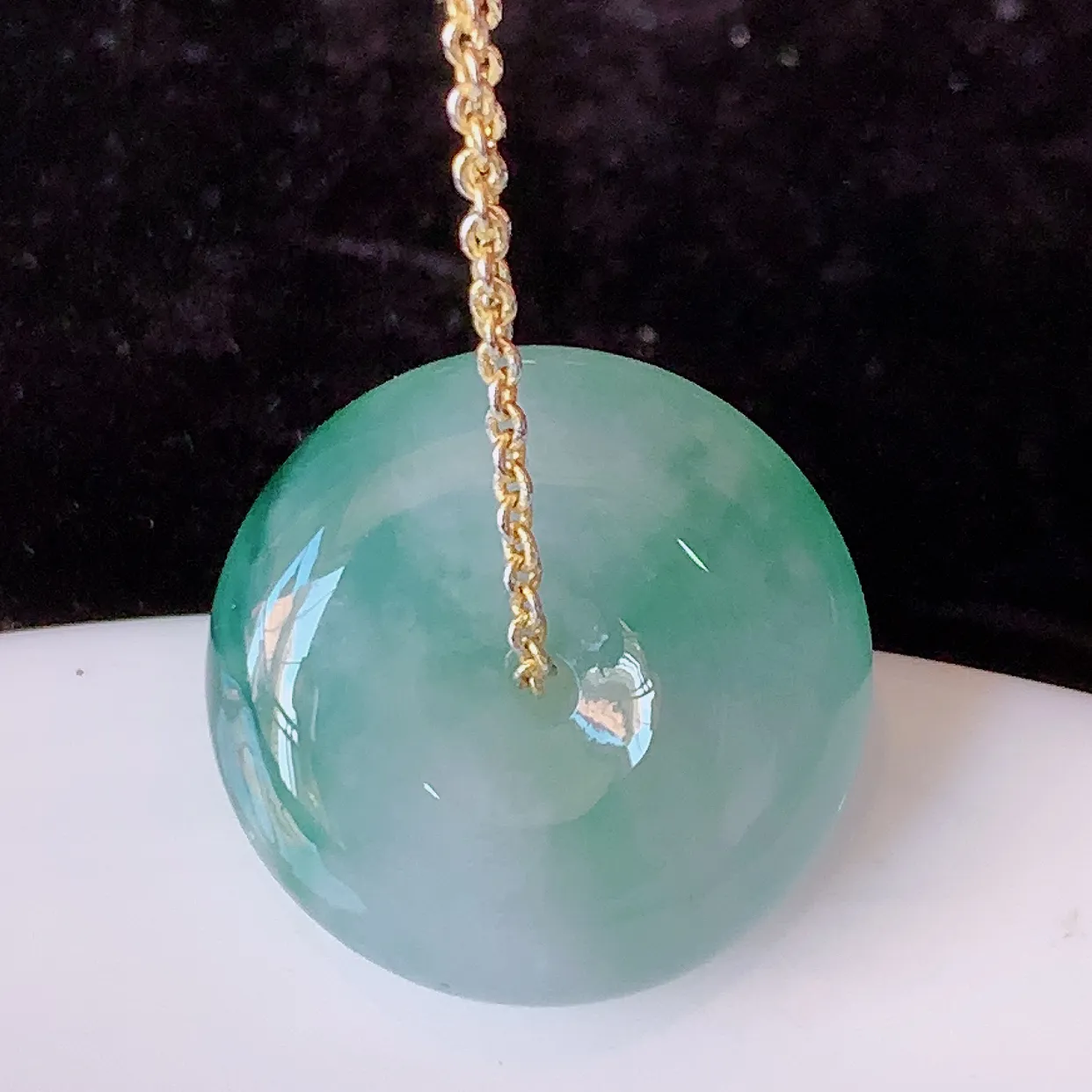 自然光实拍，冰种飘花翡翠平安扣吊坠，翠色灵动，种老水足，寓意好，品相佳，佩戴佳品！#57.26