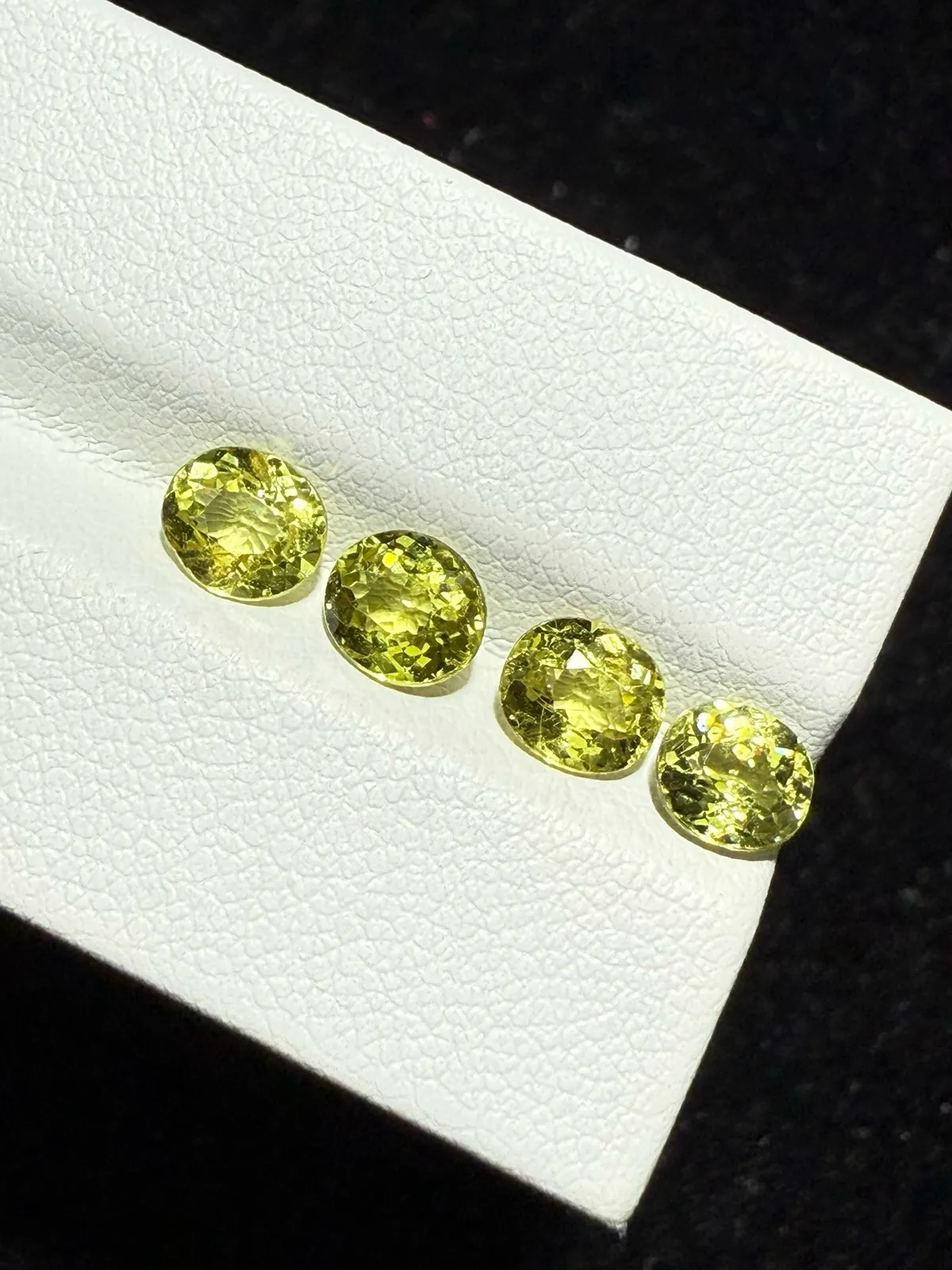 3.365ct天然马里榴石裸石，尺寸5.9*5.1*3.3毫米，颜色美艳 ，晶体通透，火彩足