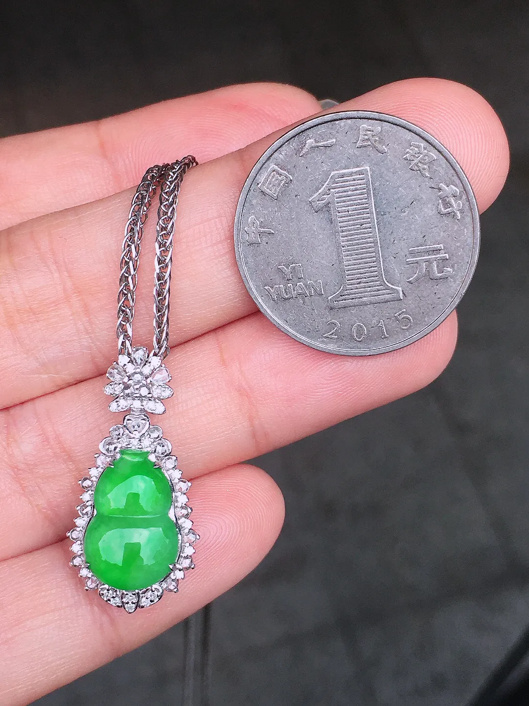 阳绿葫芦吊坠，色泽均匀艳丽，玉质细腻，荧光感超
强，饱满圆润，尽显优雅气质，18k
金豪华镶嵌