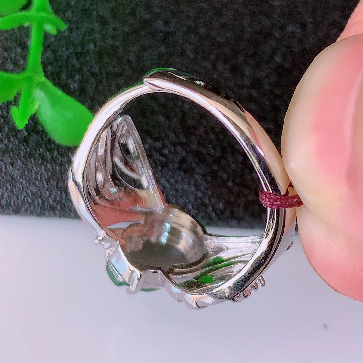 冰透满绿翡翠925银镶嵌戒指，自然光实拍，翠色灵动，颜色漂亮，种老水足，品相佳，佩戴佳品！#97.26（圈口可调大小）整体23.5-20-5裸石10*7.5