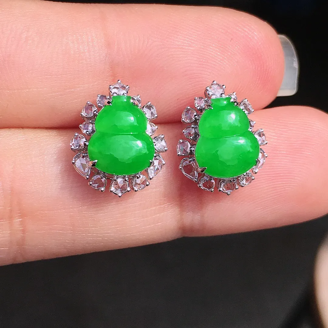阳绿葫芦耳钉，色泽均匀艳丽，玉质细腻，荧光感超
强，饱满圆润，尽显优雅气质，18k
金豪华镶嵌