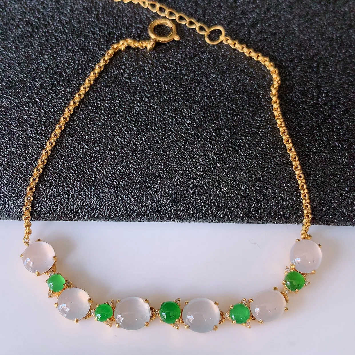 自然光实拍 18k金镶嵌冰种翡翠手链，沁人心脾，豪华镶嵌而成，手链佩戴效果大气出众，尽显气质。翡翠种水好，胶感足，颜相当漂亮，高性价比，值得入手品鉴！#00.26取一整体5.5*4.8*4裸石5.5-4.8