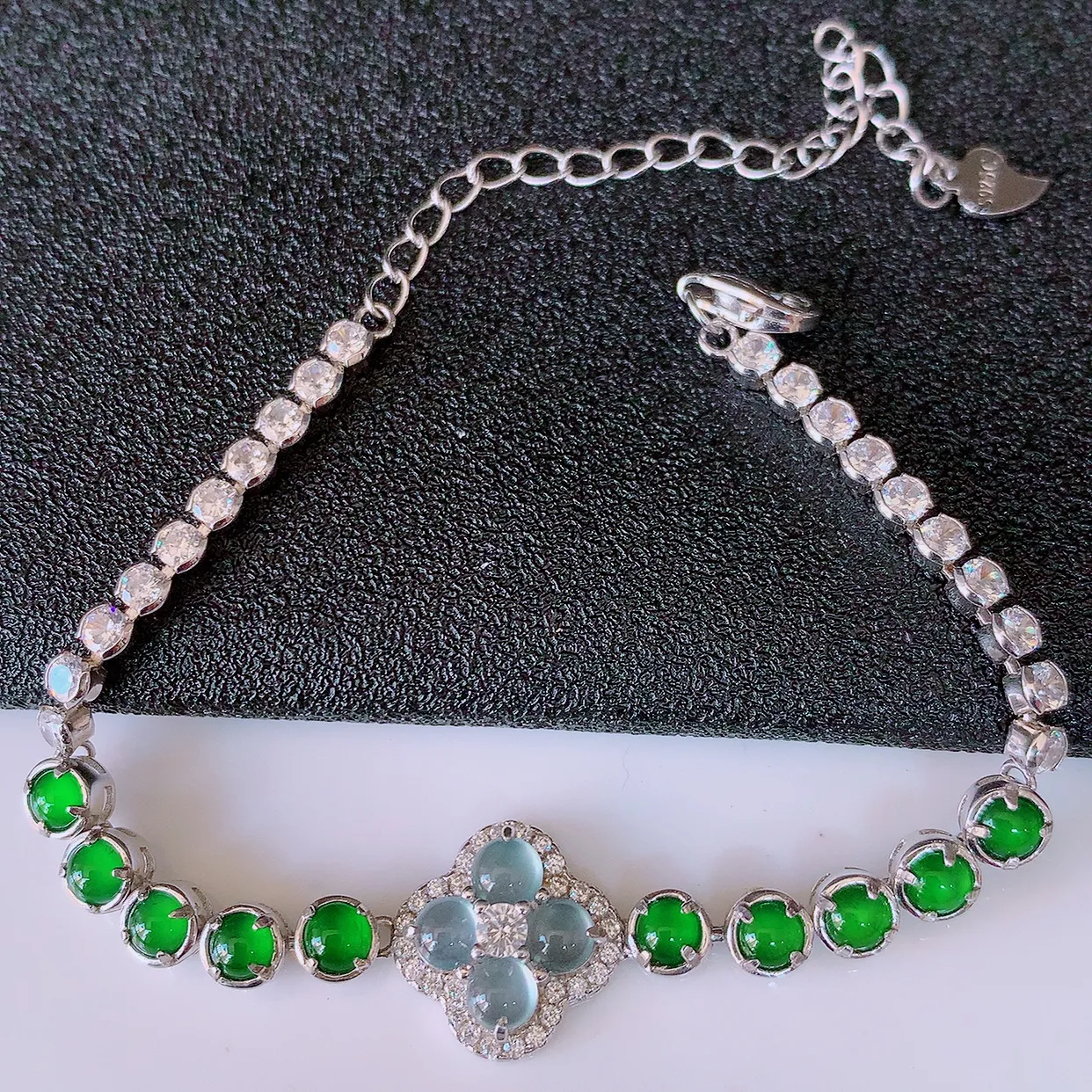 冰透满绿翡翠925银镶嵌手链，自然光实拍，翠色灵动，颜色漂亮，种老水足，品相佳，佩戴佳品！#97.2