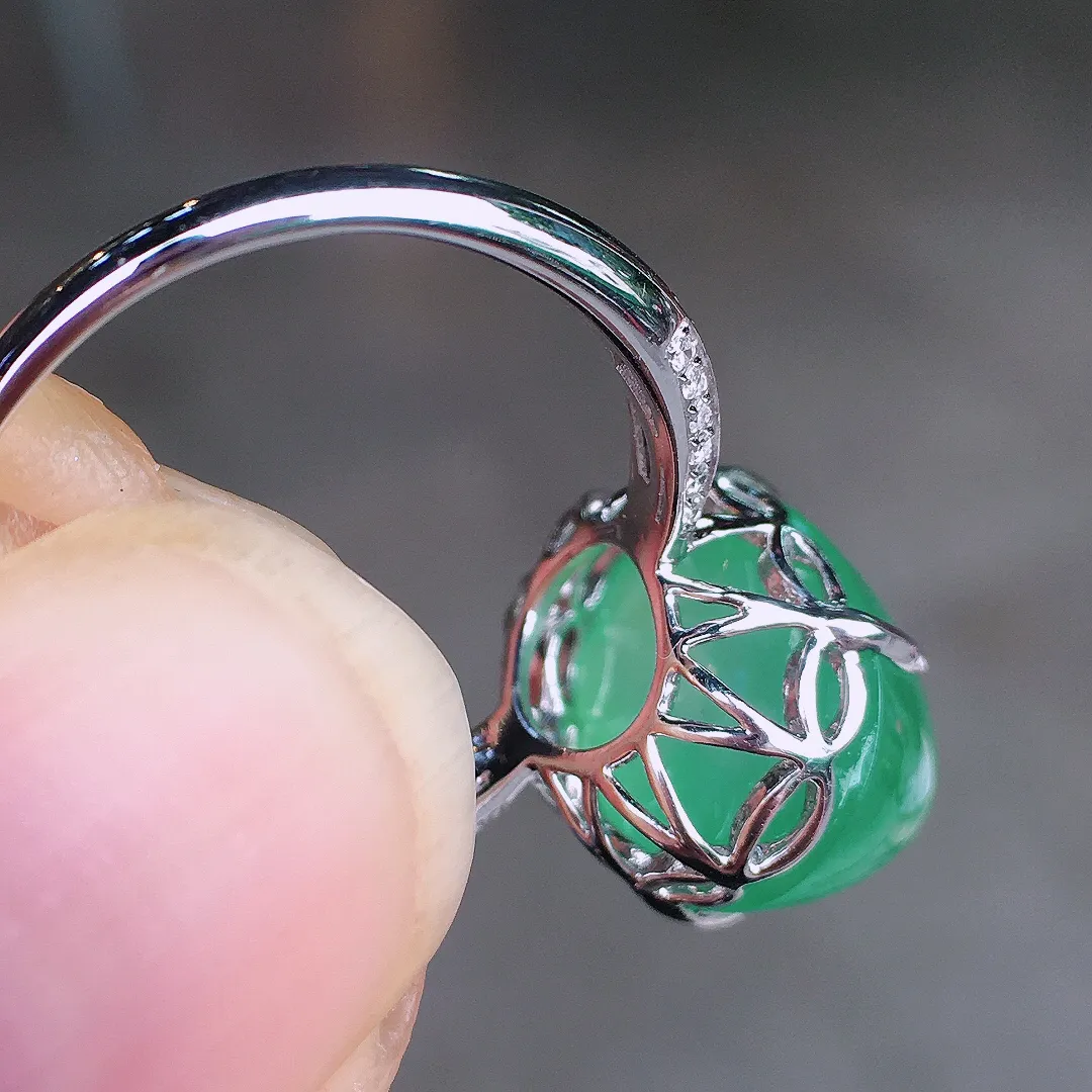 晴水蛋面戒指，色泽均匀艳丽，玉质细腻，荧光感超
强，饱满圆润，尽显优雅气质，18k
金豪华镶嵌