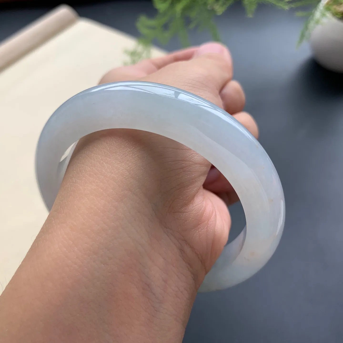 56.5圈口冰正圈手镯 尺寸：56.5-12-9.3，无纹裂，水润起胶，清爽干净