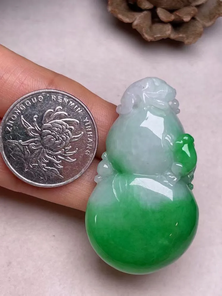 冰糯种飘绿【葫芦】吊坠，种水好，玉质细腻 ，卖相好