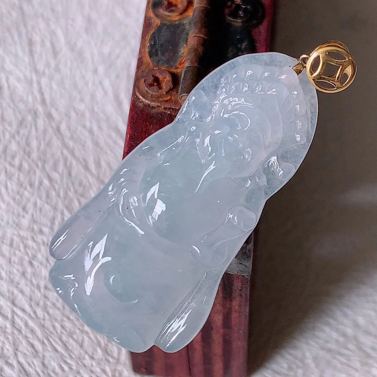 18k金镶嵌冰种翡翠财神爷吊坠，沁人心脾，精致典雅的设计，为佩戴者，增添色彩，送礼自留都是佳品选择！#1.26
