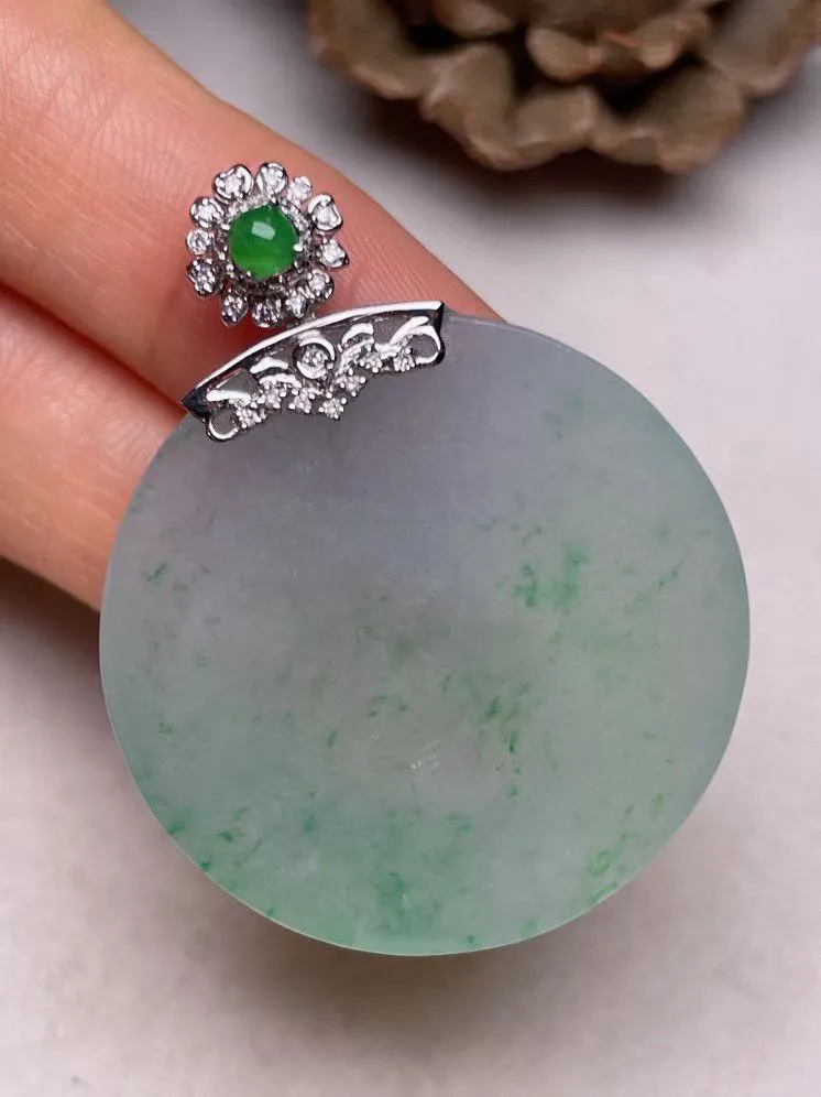 冰种飘绿平安扣吊坠、真金真钻镶嵌，种水好，玉质细腻 .裸石尺寸 33.0