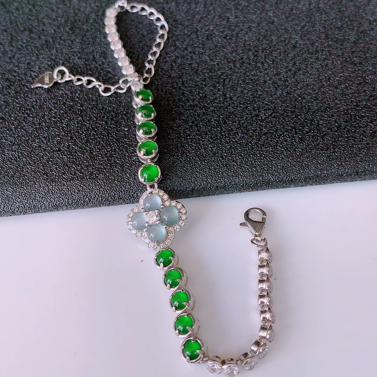 冰透满绿翡翠925银镶嵌手链，自然光实拍，翠色灵动，颜色漂亮，种老水足，品相佳，佩戴佳品！#97.26取一整体12.6*12.5-4.5裸石3.5*3.5