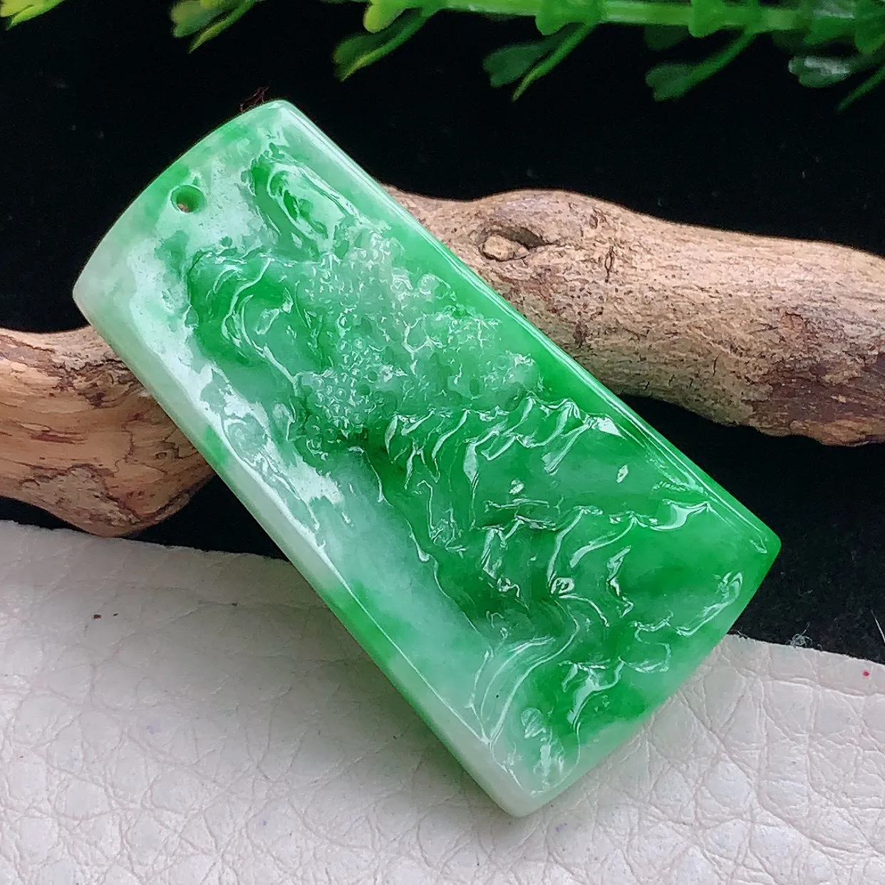 zzx自然光40.3*21.8*4.8天然缅甸翡翠阳绿山水 大好河山玉吊坠