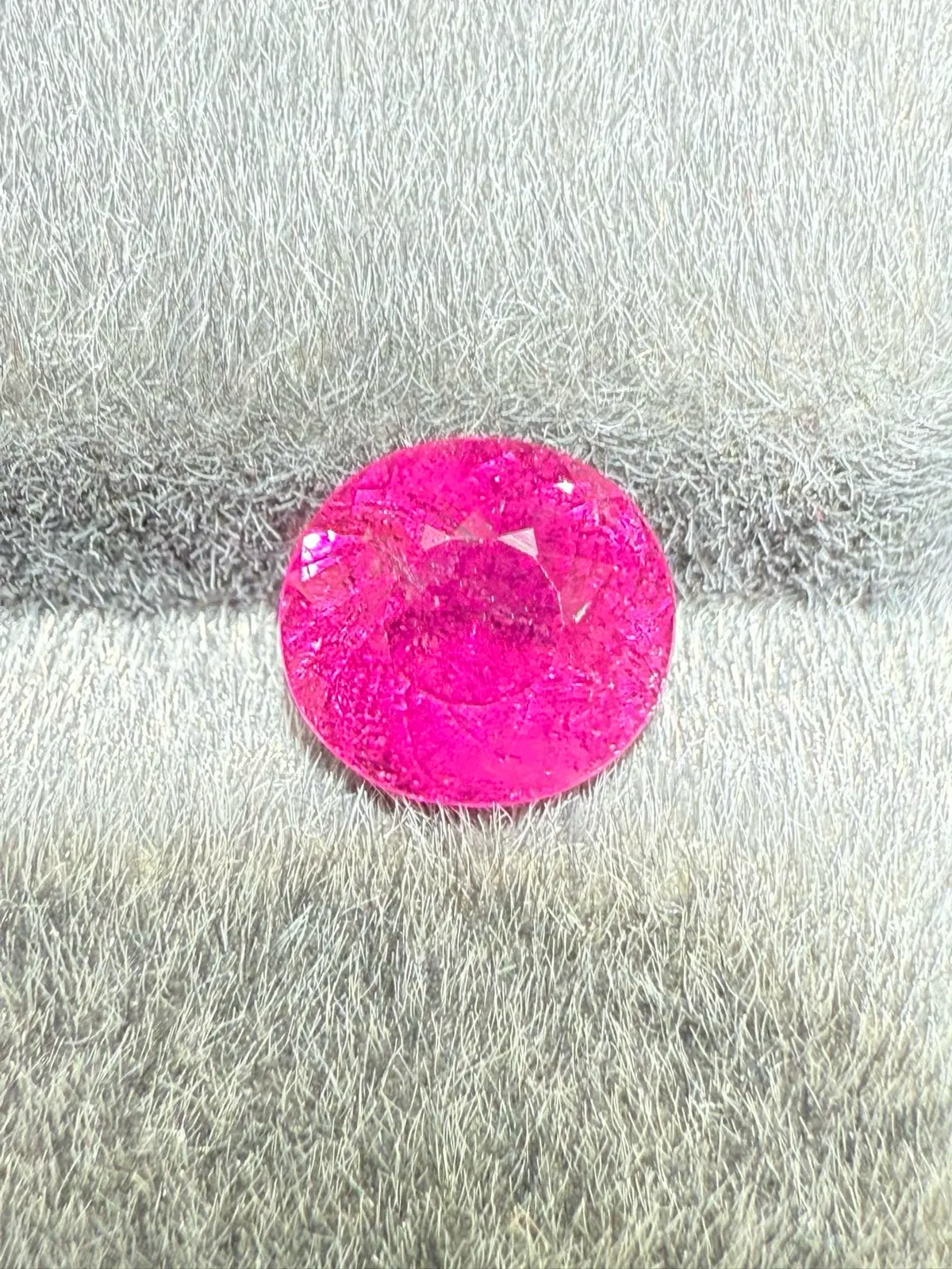 2.28ct天然卢比来碧玺裸石，尺寸8×7.3×5.7mm，颜色美艳，晶体微棉，火彩足