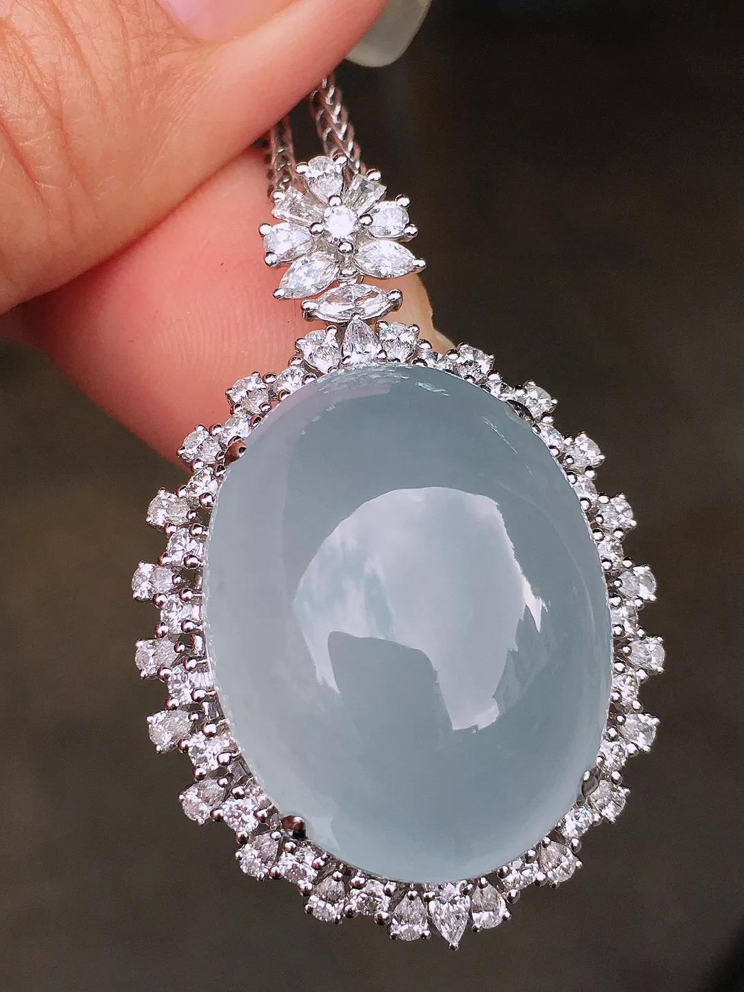 冰种蛋面吊坠，玉质细腻，荧光感超
强，饱满圆润，尽显优雅气质，18k
金豪华镶嵌