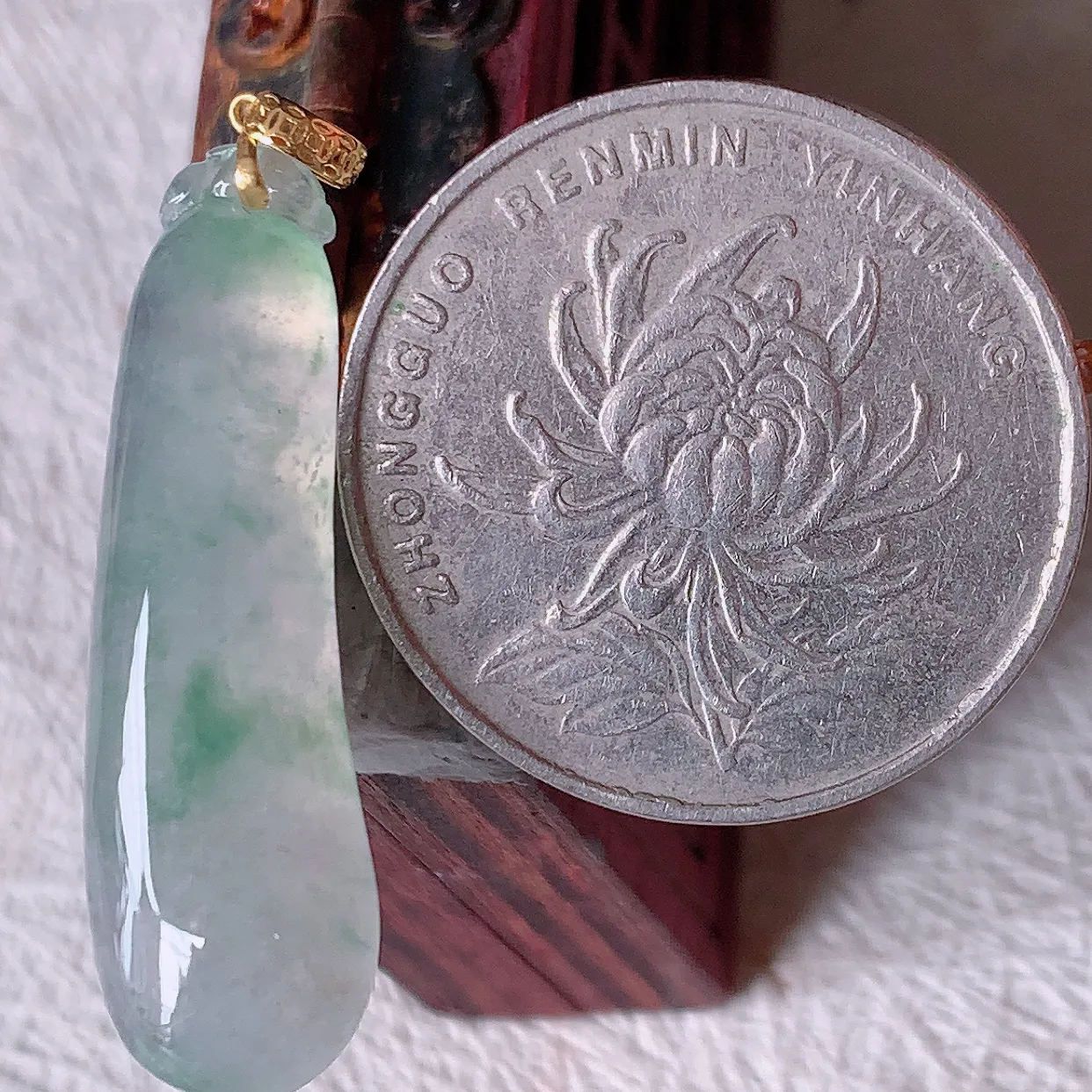 18K金镶嵌冰种飘花翡翠招财福瓜吊坠，精美饱满福瓜，种水足，形态圆润饱满，福相十足 ！#1.26