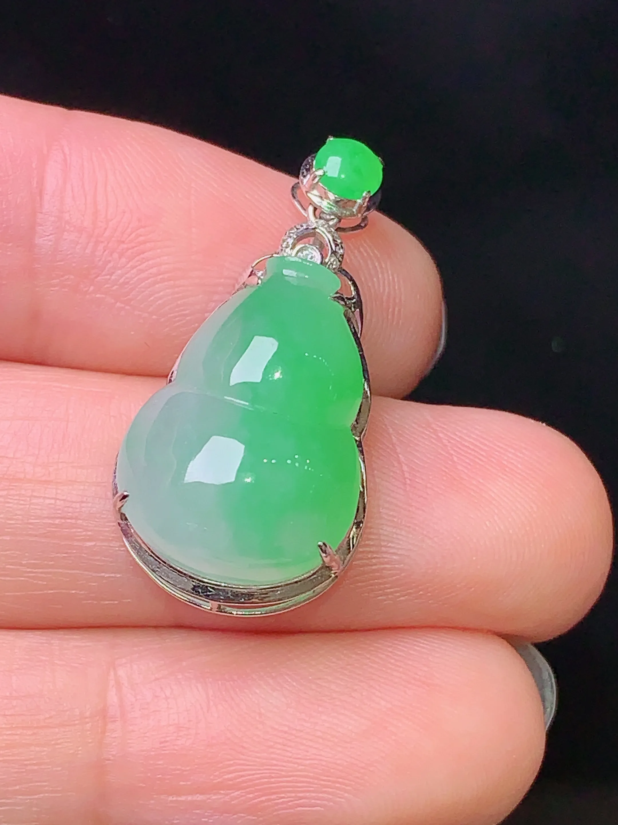 18k金钻镶嵌翠绿葫芦吊坠 玉质细腻 色泽艳丽 水润亮眼  整体尺寸27.5*13.3*8