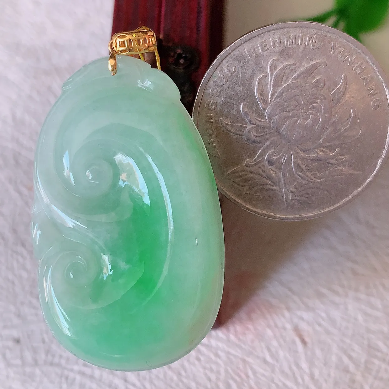 自然光实拍，18k金镶嵌飘绿翡翠如意吊坠，寓意顺心如意，事事如意，吉祥如意，细腻饱满，色泽鲜艳，称心如意佩戴优雅时尚！#35.26整体43.5裸石38*23.5*5.5