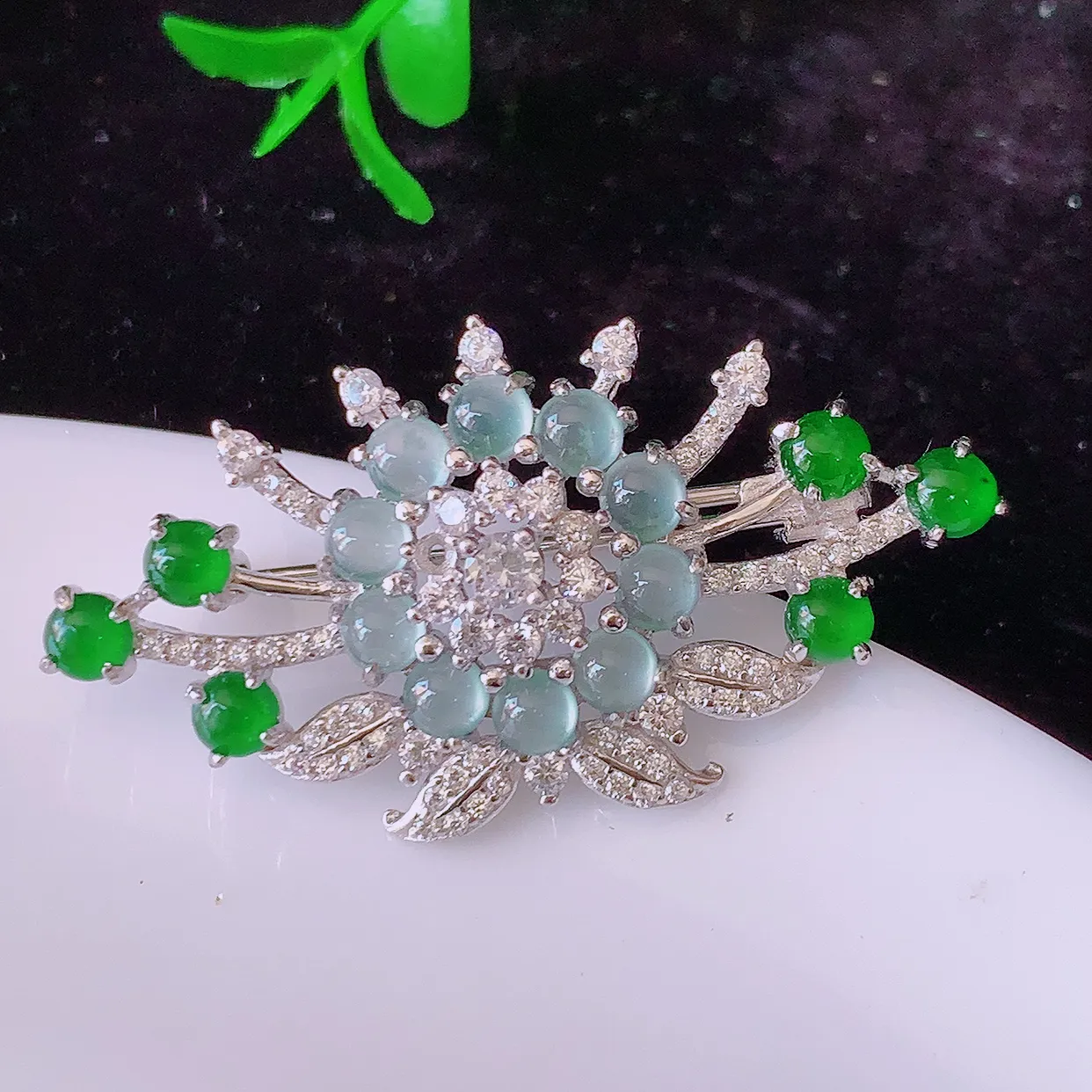 冰透满绿翡翠925银镶嵌胸针，自然光实拍，翠色灵动，颜色漂亮，种老水足，品相佳，佩戴佳品！#97.2