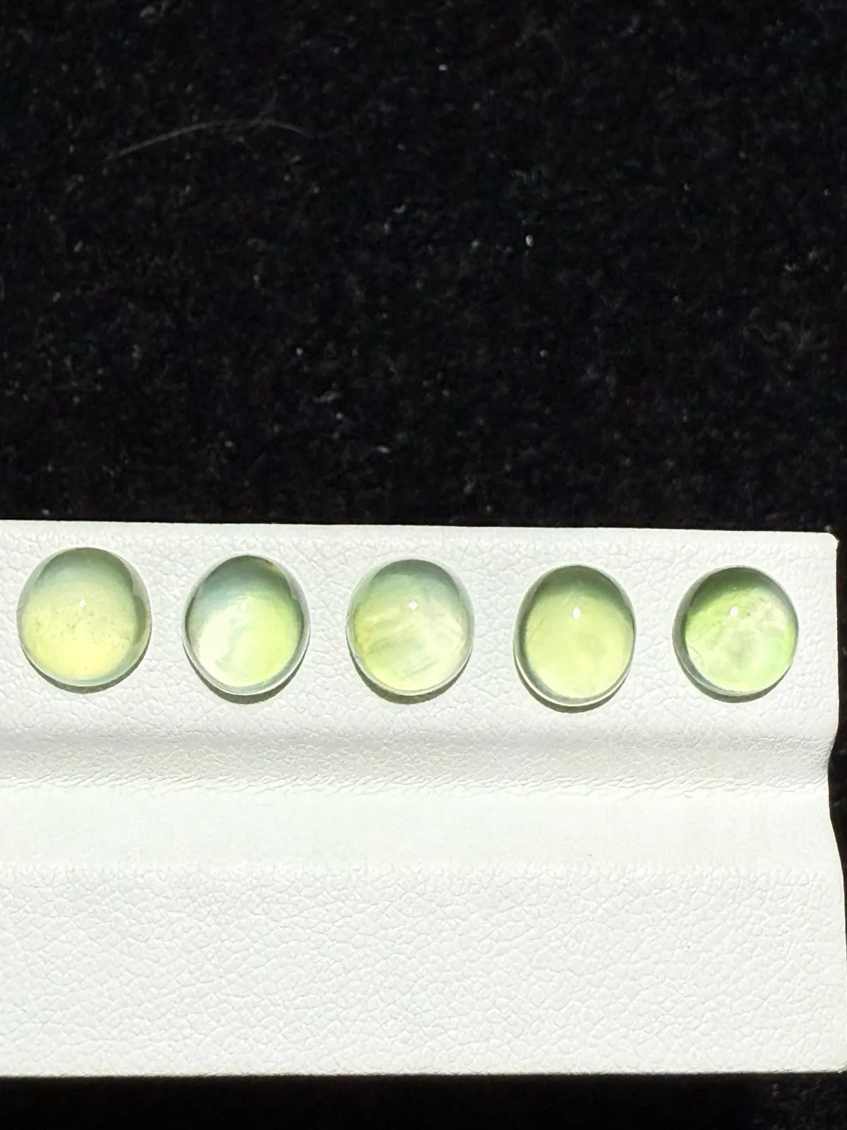 9.82ct天然葡萄石裸石，尺寸7.8*7.9*4.6mm，颜色美艳 ，微棉，冰透，起荧光