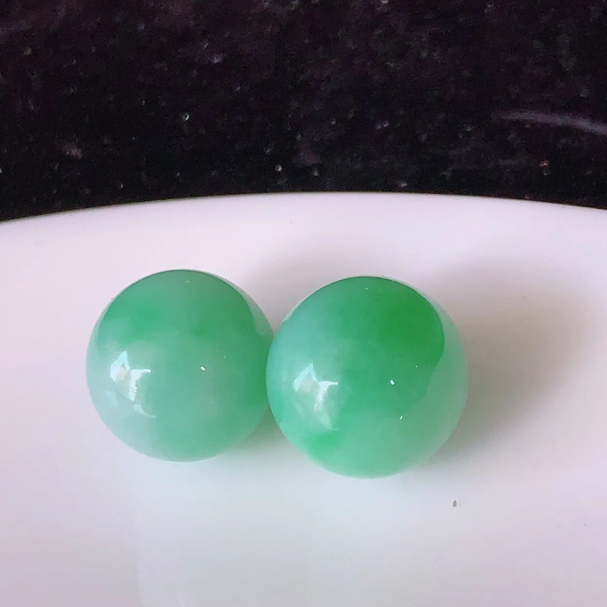 自然光实拍，冰润飘绿翡翠一对圆珠，转运珠吊坠，寓意“时来运转，财源滚滚” 寓意佳，荧光灼灼，转运珠佩戴时尚优雅！#05.26尺寸11