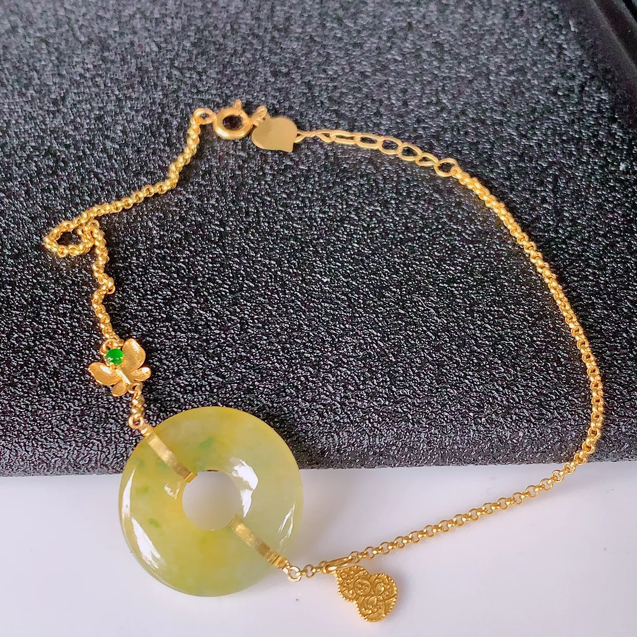 18k金镶嵌冰种黄翡平安扣翡翠手链，款式新颖时尚，日常百搭的款。清秀高雅，佩戴优雅高贵！#1.29平安扣尺寸15.5*3