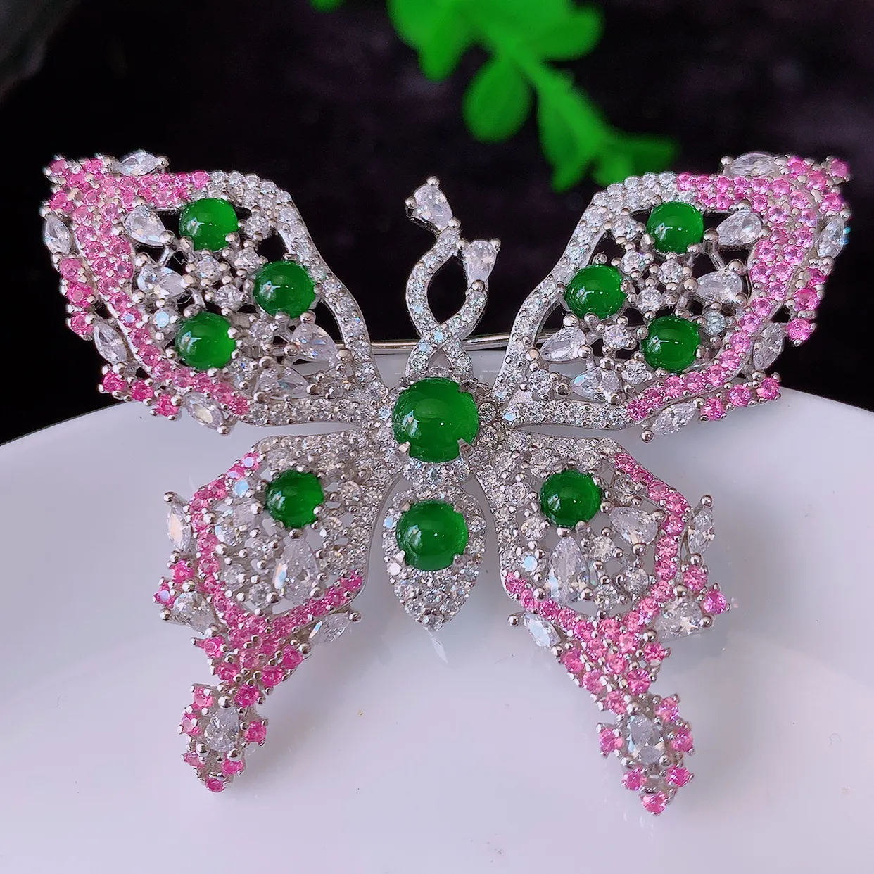 冰透满绿翡翠925银镶嵌蝴蝶胸针，自然光实拍，翠色灵动，颜色漂亮，种老水足，品相佳，佩戴佳品！#97.26整体50*39*8裸石5*5