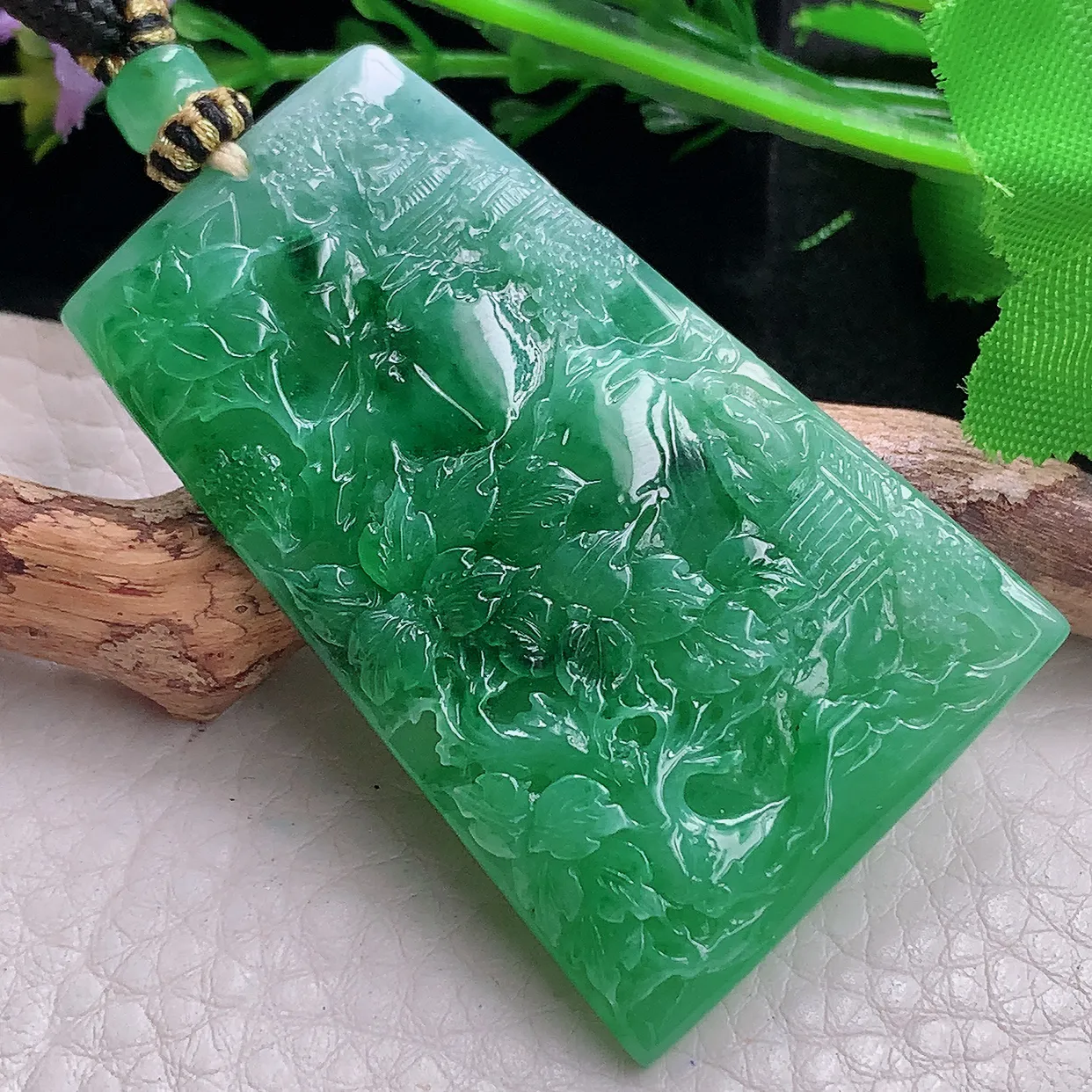 yl自然光53.6*34*6.2天然缅甸翡翠辣绿山水 大好河山玉吊坠