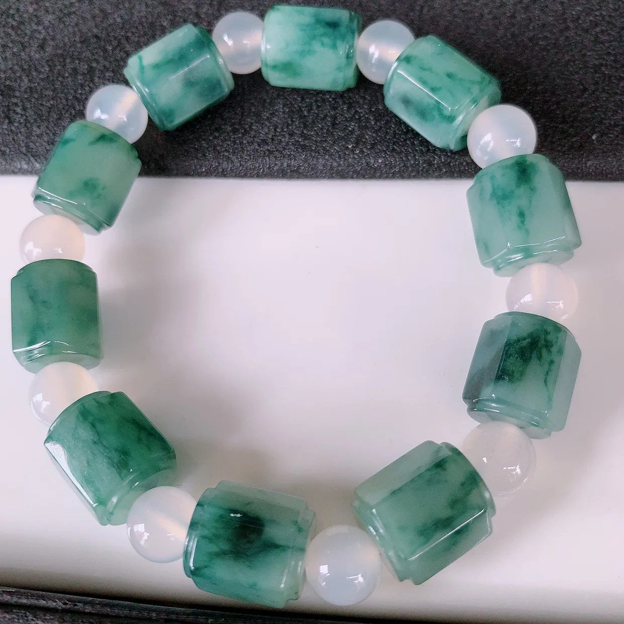 自然光实拍，冰润飘花翡翠路路通手串，花式飘逸，佩戴效果大方时尚，圆珠为装饰珠！#89.29取一尺寸1