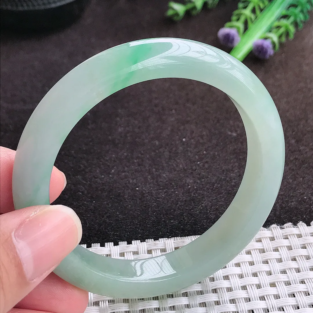 自然光55.5/11.4/8.3老坑秀气温润飘绿手镯宽边翡翠玉镯手环