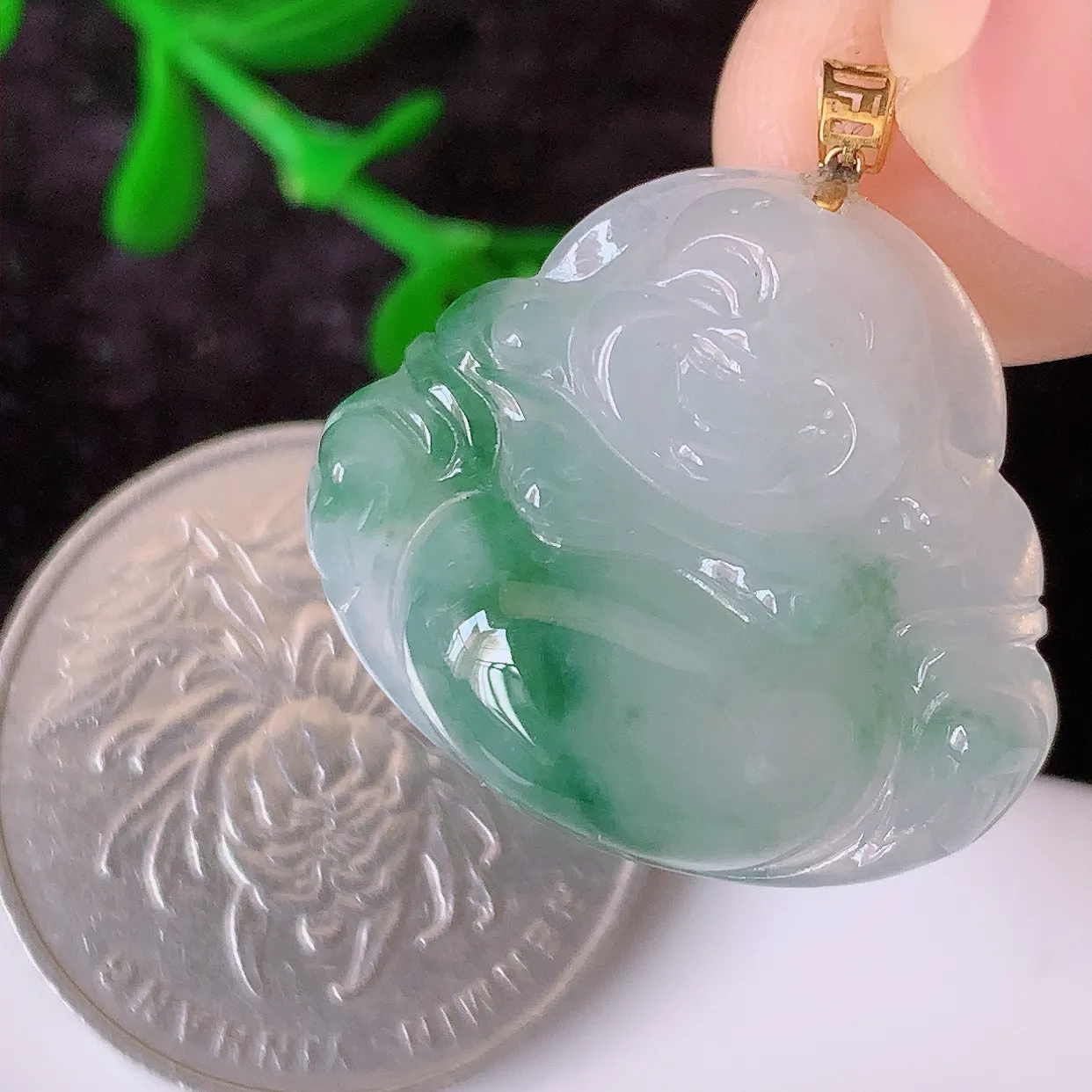 18k金镶嵌冰飘花翡翠笑佛吊坠，款式新颖，佩戴效果时尚出众，尽显气质，水润精细，美感十足。#49.26