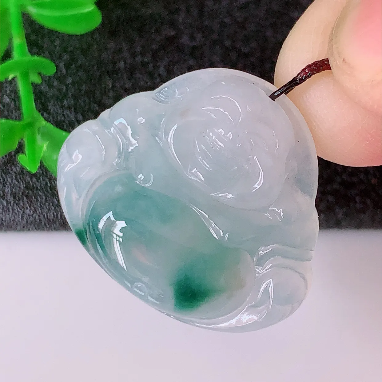 自然光实拍，冰飘花翡翠佛公吊坠，玉笑佛，饱满，开脸喜庆，配戴优雅迷人！#01.26