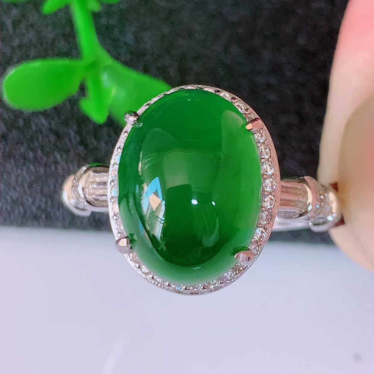 大颗冰透满绿翡翠蛋面925银镶嵌戒指，自然光实拍，翠色灵动，颜色漂亮，种老水足，品相佳，佩戴佳品！#97.26（圈口可调大小）整体27.5*17.2*9.6裸石12.5*9