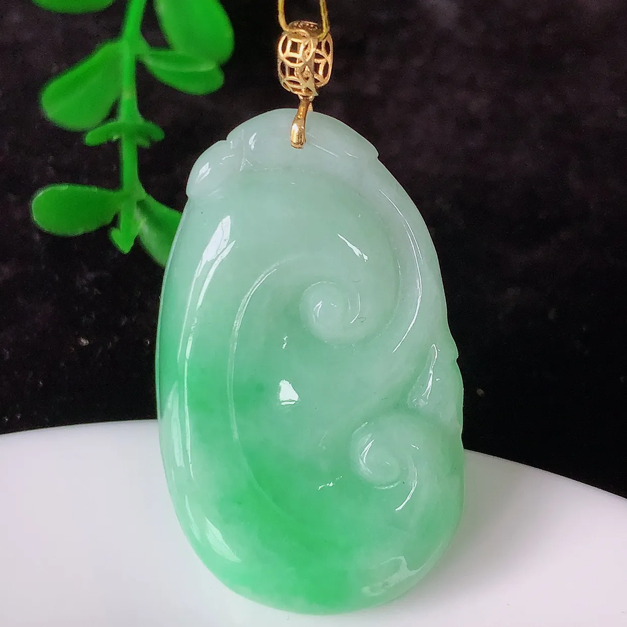 自然光实拍，18K金镶嵌冰润飘绿翡翠如意吊坠，款式新颖，佩戴效果时尚出众，尽显气质，玉质细腻，美感十足。#35.29整体42.5裸石37*22.5*5.5