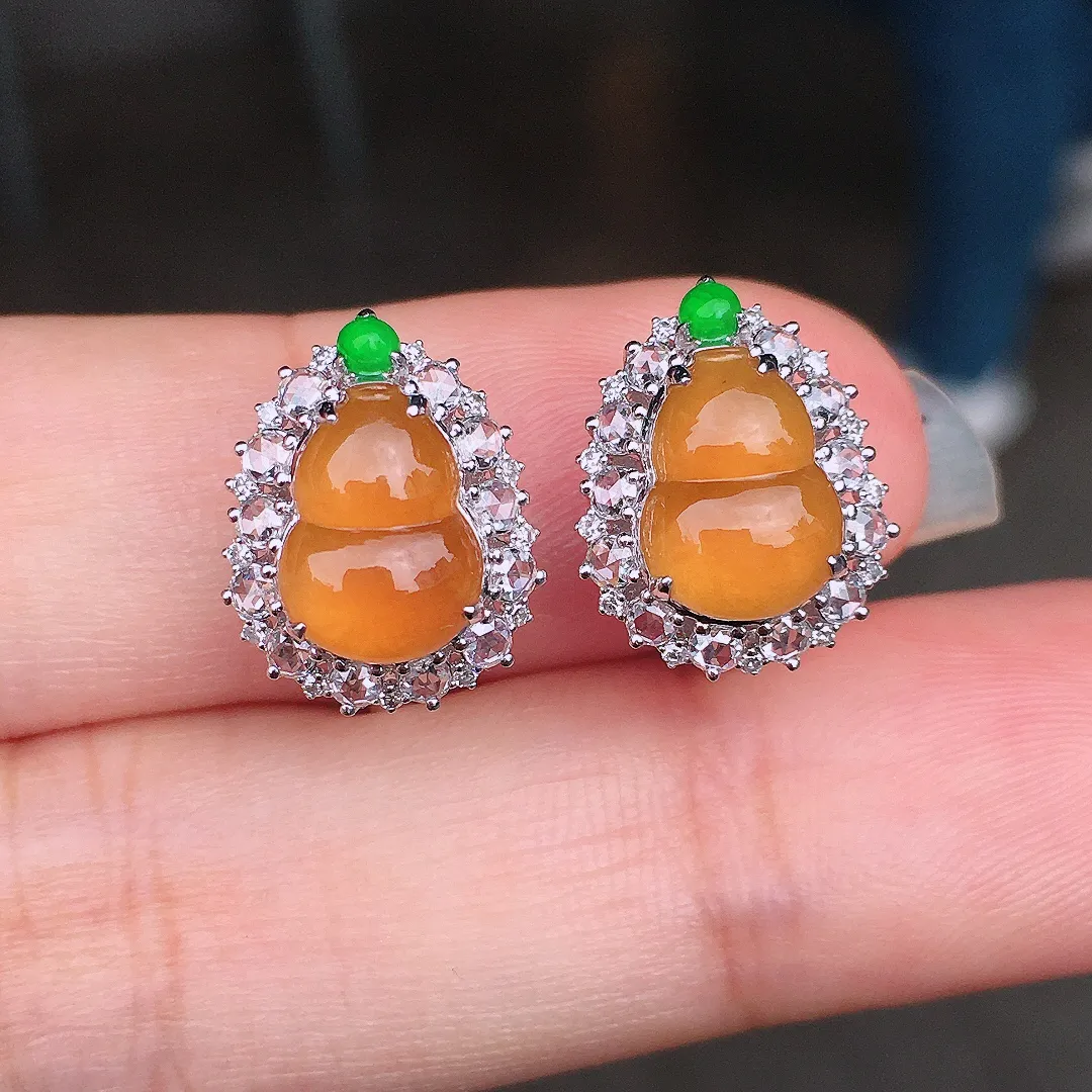 黄翡葫芦耳钉，色泽均匀艳丽，玉质细腻，荧光感超
强，饱满圆润，尽显优雅气质，18k
金豪华镶嵌