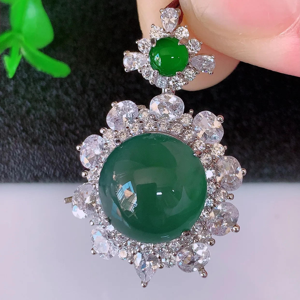 冰透满绿翡翠925银镶嵌吊坠，自然光实拍，翠色灵动，颜色漂亮，种老水足，品相佳，佩戴佳品！#97.2