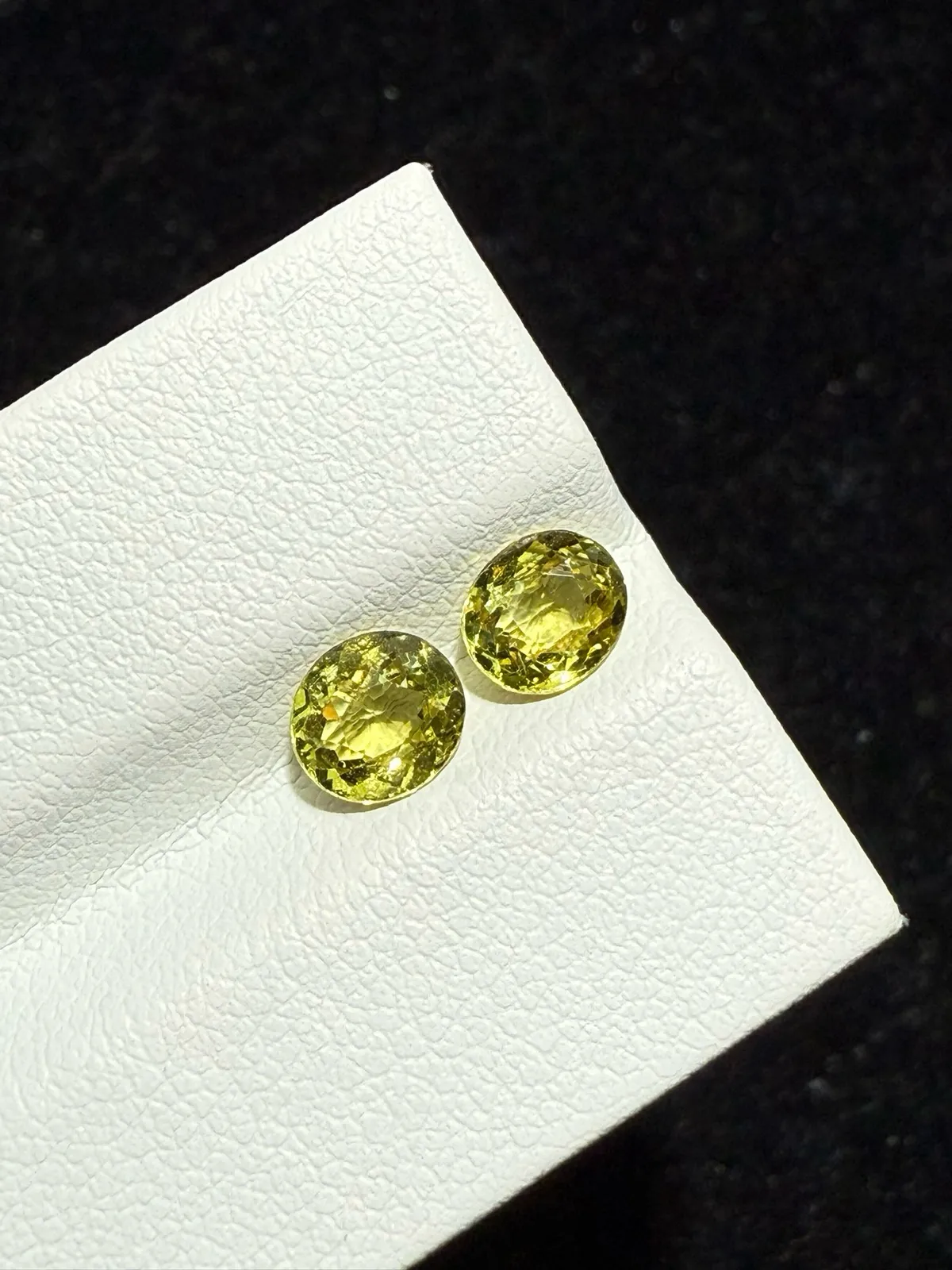 1.44ct天然马里榴石裸石，尺寸5.9*5*2.7毫米，颜色美艳 ，晶体通透，火彩足